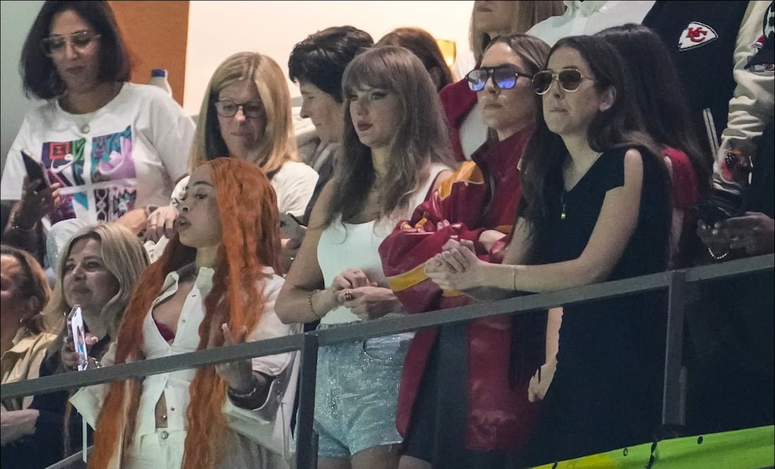 Taylor Swift observa las acciones del partido entre los Chiefs y Eagles durante el Super Bowl LIX. FOTO: AP