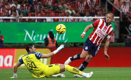 Chicharito Hernández por fin se pudo estrenar con las Chivas con un gran gol ante el Puebla