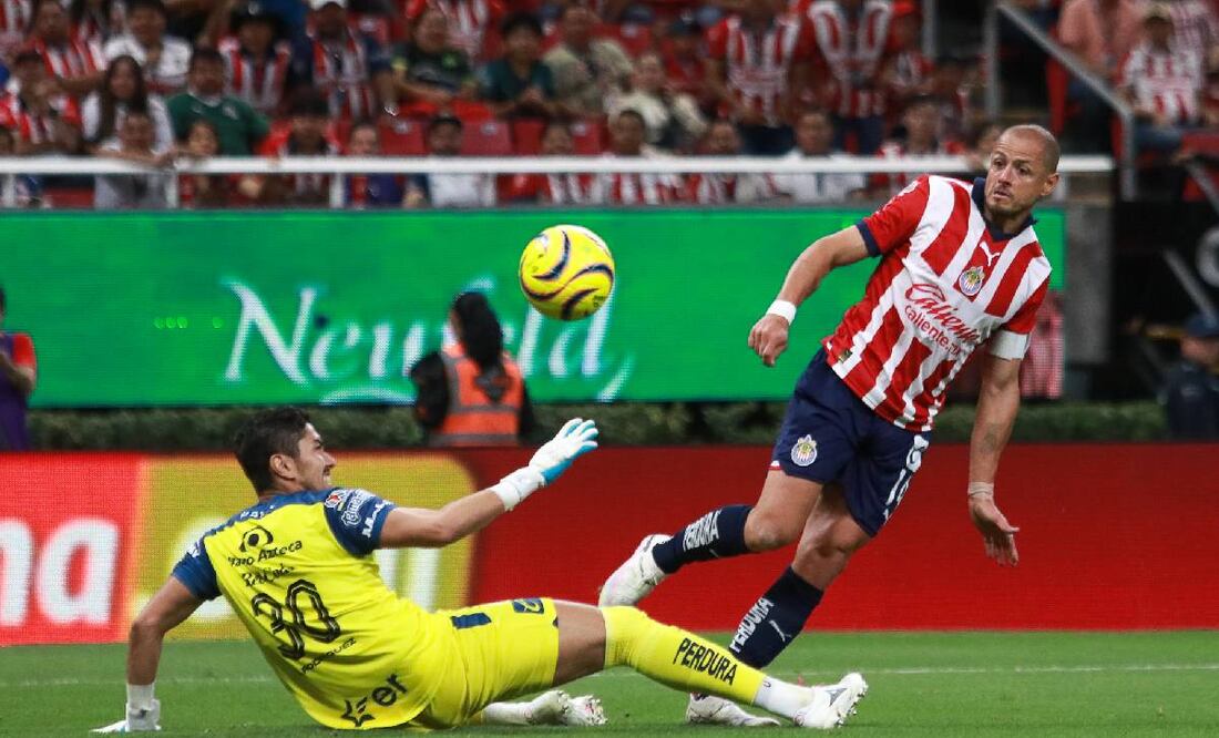 Chicharito Hernández anotó su primer gol con las Chivas ante el Puebla. Foto: Imago7