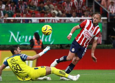 Chicharito Hernández por fin se pudo estrenar con las Chivas con un gran gol ante el Puebla