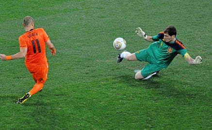 Arjen Robben falló el mano a mano ante Iker Casillas que le costó ganar a Países Bajos un Mundial