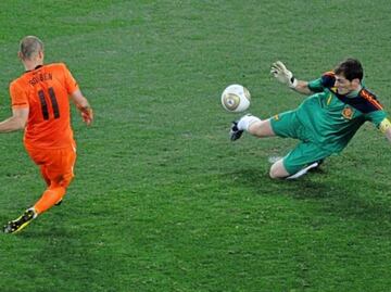 Arjen Robben falló el mano a mano ante Iker Casillas que le costó ganar a Países Bajos un Mundial