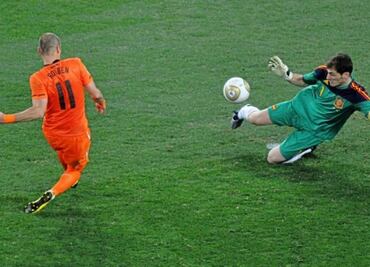 Arjen Robben falló el mano a mano ante Iker Casillas que le costó ganar a Países Bajos un Mundial