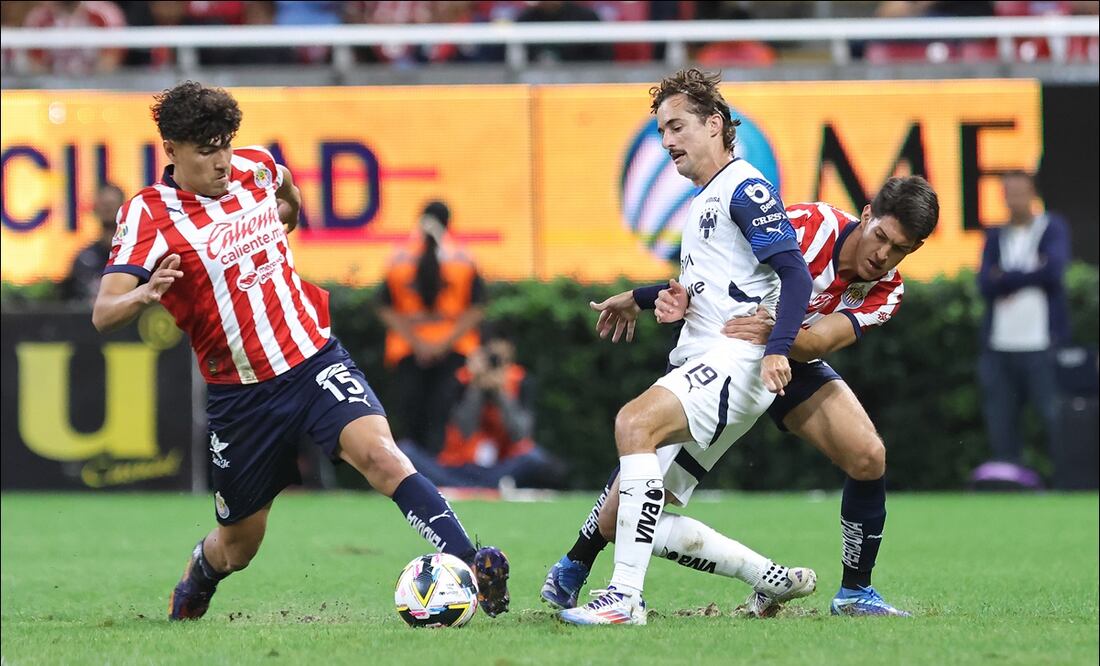 Erick Gutiérrez protege la pelota ante la presión de Jordi Cortizo. FOTO: Imago7