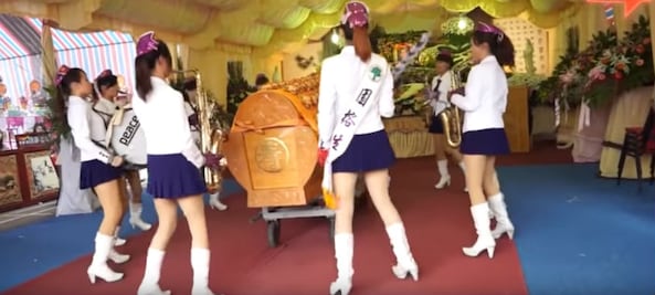 La tradición ilegal de invitar strippers a los funerales en China