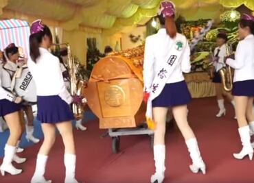 La tradición ilegal de invitar strippers a los funerales en China