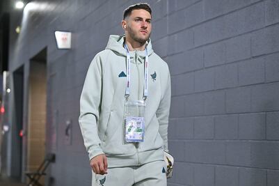 VIDEO: Santiago Giménez patea un banquillo, tras no jugar ante Panamá