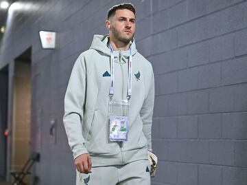 VIDEO: Santiago Giménez patea un banquillo, tras no jugar ante Panamá