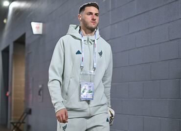 VIDEO: Santiago Giménez patea un banquillo, tras no jugar ante Panamá