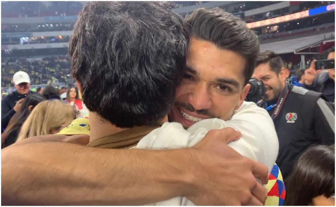 Henry Martín abrazando a Checo Pérez