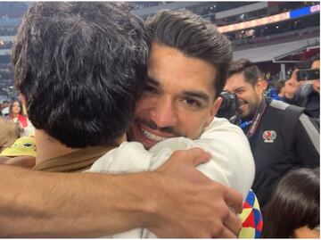 Checo Pérez y Henry Martín tienen emotivo encuentro en la cancha del Estadio Azteca