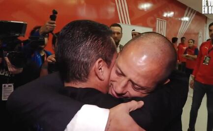 Chicharito Hernández no pudo contener las lágrimas cuando abrazó a Ramoncito Morales