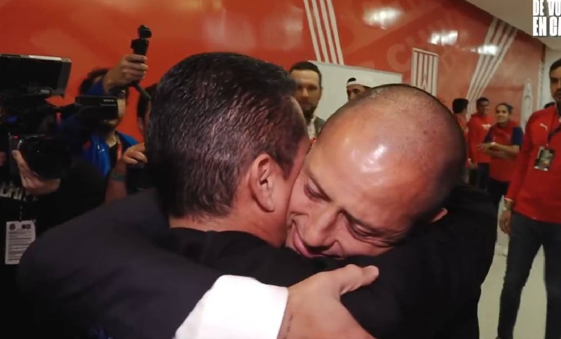 Chicharito Hernández rompió en llanto cuando se reencontró con Ramoncito Morales. Foto: Especial