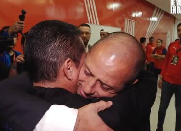 Chicharito Hernández no pudo contener las lágrimas cuando abrazó a Ramoncito Morales