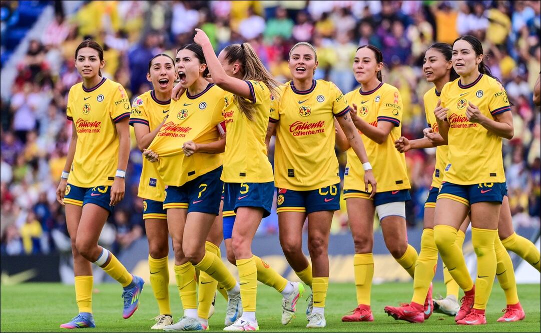 Jugadoras del América Femenil celebran uno de los goles anotados a las Chivas en la Semifinal de Vuelta del Clausura 2025. FOTO: Imago7