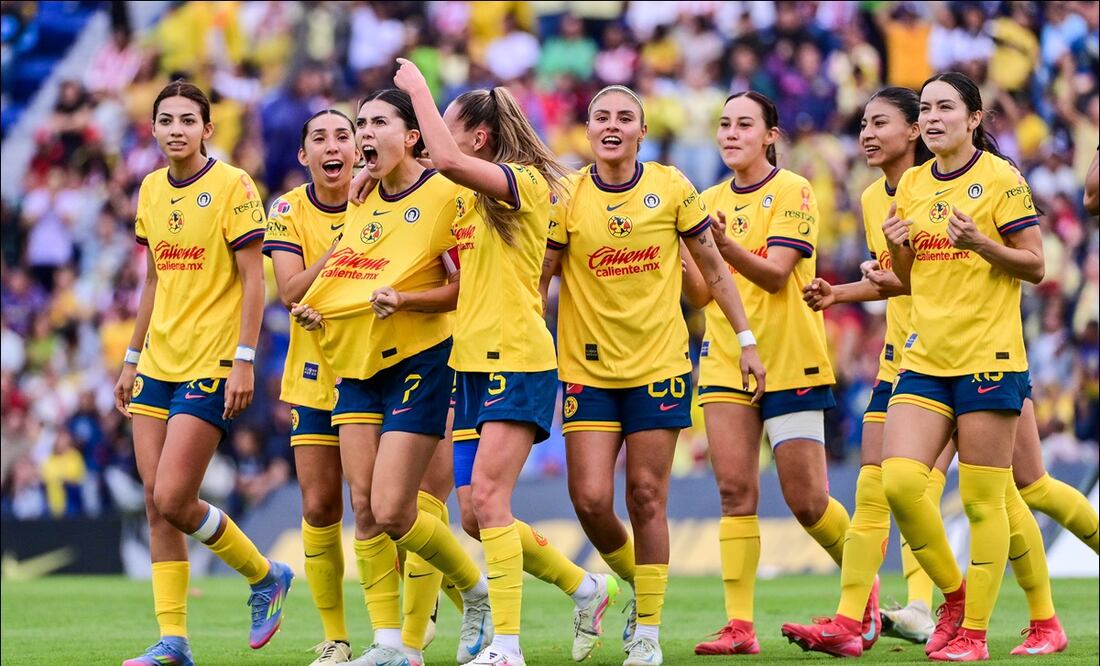 Jugadoras del América Femenil celebran uno de los goles anotados a las Chivas en la Semifinal de Vuelta del Clausura 2025. FOTO: Imago7