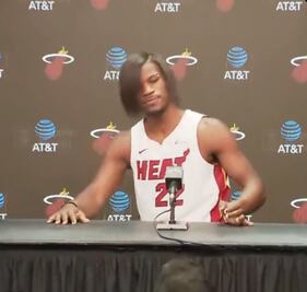 Jimmy Butler apareció con 'peinado emo' a la presentación del Miami Heat