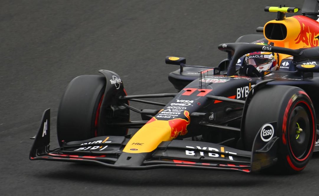 Le sigue lloviendo sobre mojado a Sergio Pérez.  Foto: AP