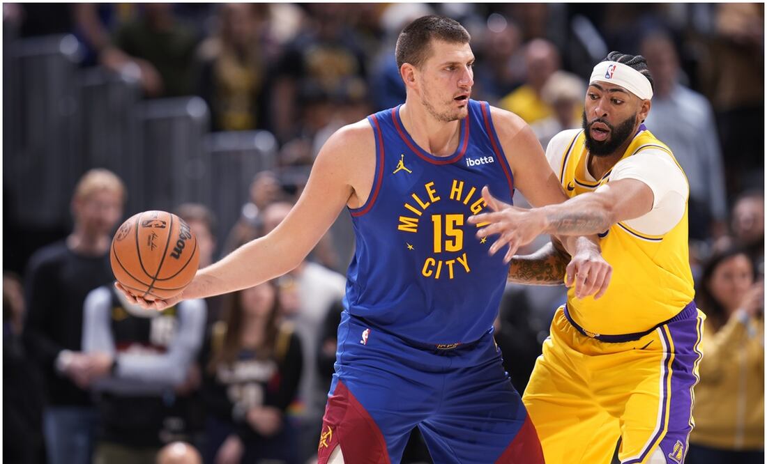 Nikola Jokic y Anthony Davis en el inicio de la NBA 2023-24 / FOTO: AP