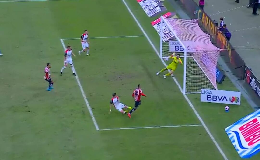 El Piojo Alvarado pudo el 2-3 parcial que acercó a las Chivas contra Atlas en el Clásico Tapatío. Foto: Especial