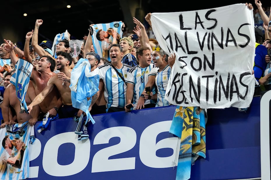 Aficionados de Argentina sostiene la bandera de "Las Malvinas Son Argentinas", tras derrotar a Inglaterra en la semifinal del Mundial de 2026 - Foto: AP