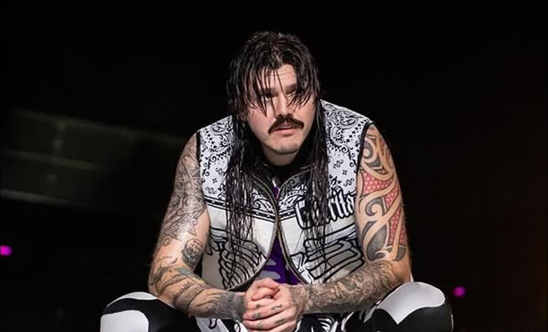 Dominik Mysterio mira hacia las gradas en plena batalla de la WWE. FOTO: @dominik_35