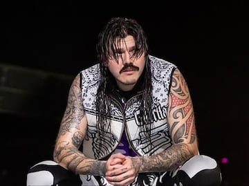 Aficionados propinan sillazos a 'Dominik Mysterio' antes de su compromiso en WrestleMania 41