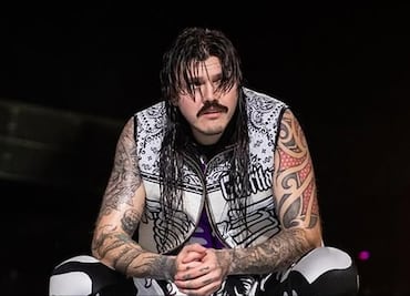 Aficionados propinan sillazos a 'Dominik Mysterio' antes de su compromiso en WrestleMania 41