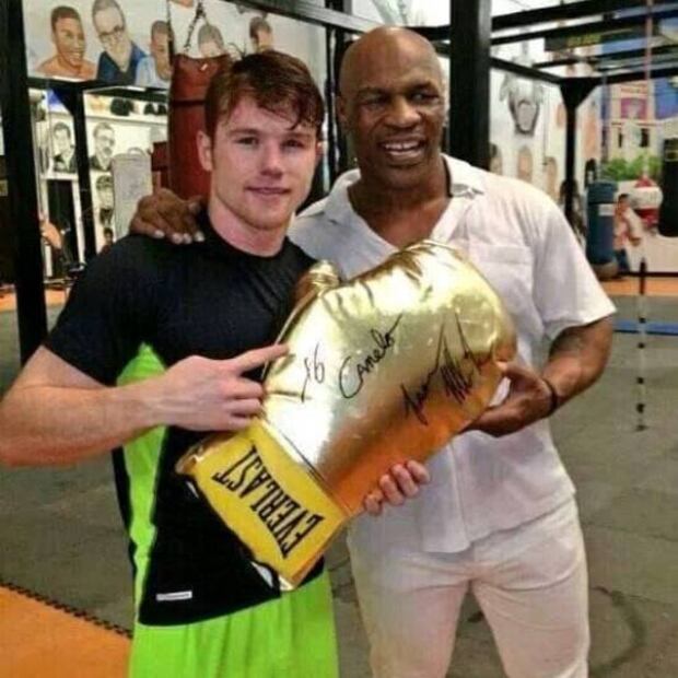 Mike Tyson llamó cobarde al Canelo Álvarez por no enfrentarse a David Benavidez. Foto: Especial