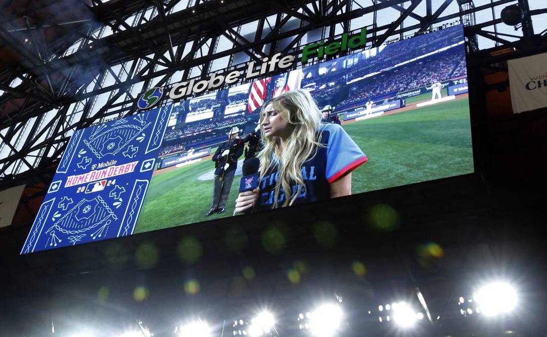 Los clips de su interpretación en el Globe Life Field en Arlington, Texas, han circulado en las redes sociales. Foto AP.