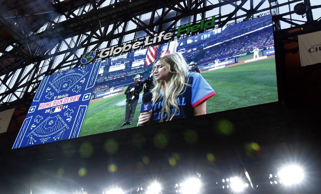 Los clips de su interpretación en el Globe Life Field en Arlington, Texas, han circulado en las redes sociales. Foto AP.