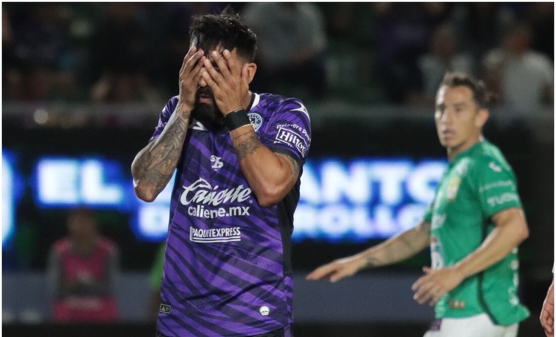 Andrés Guardado de fondo con jugador de Mazatlán / FOTO: Imago7