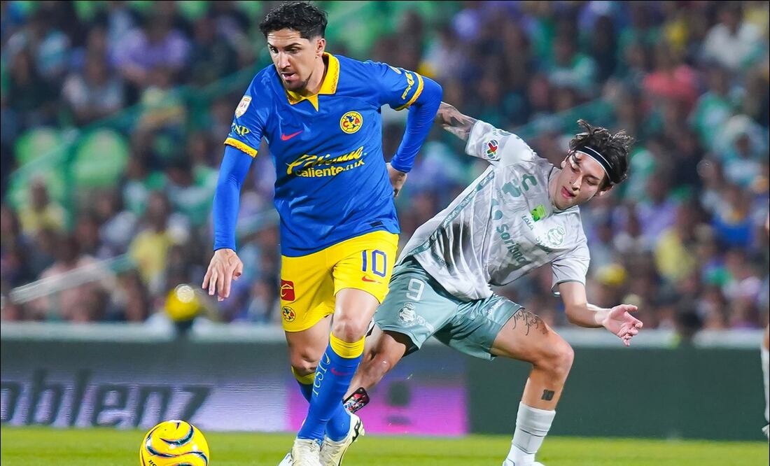 Diego Valdés conduce la pelota en el duelo de América ante Santos. FOTO: Imago7