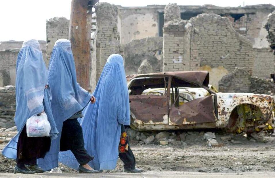 29 reglas extremas de los talibanes que ponen en peligro a las mujeres de Afganistán