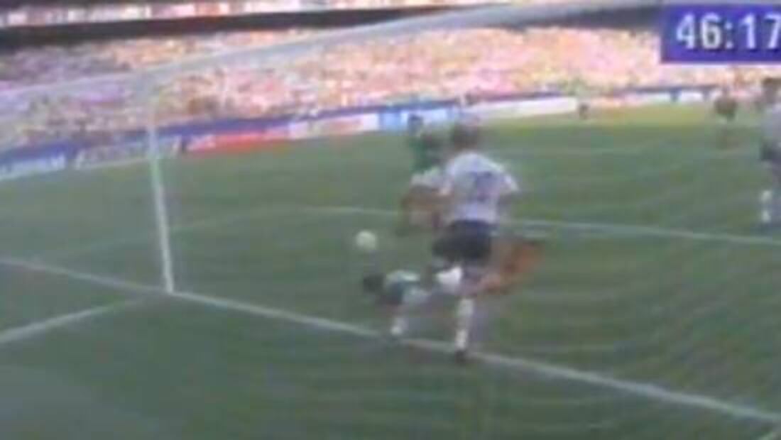 El balón rebotó en la cabeza de Zague luego de su tremendo error ante Noruega. Foto: Especial