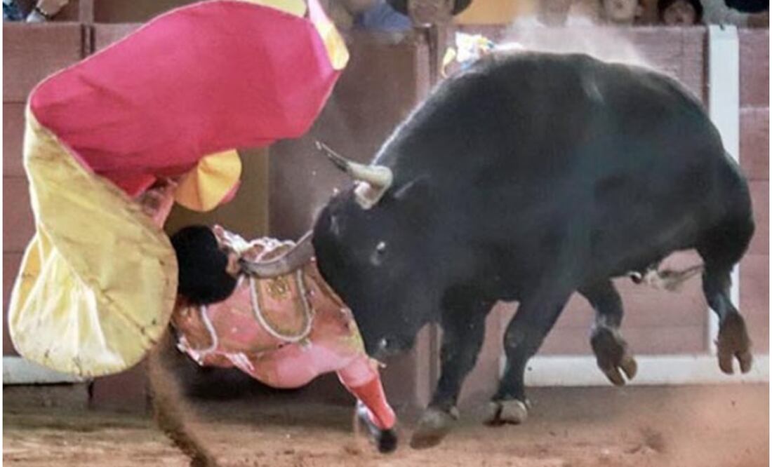 Torero, José Alberto Ortega, embestido en la cabeza por toro / FOTO: Ángel Sainos Twitter @Beto_Murrieta