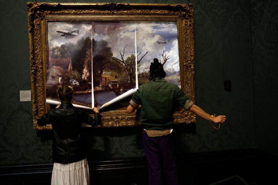 Activistas protestan pegándose a un cuadro de la National Gallery de Londres