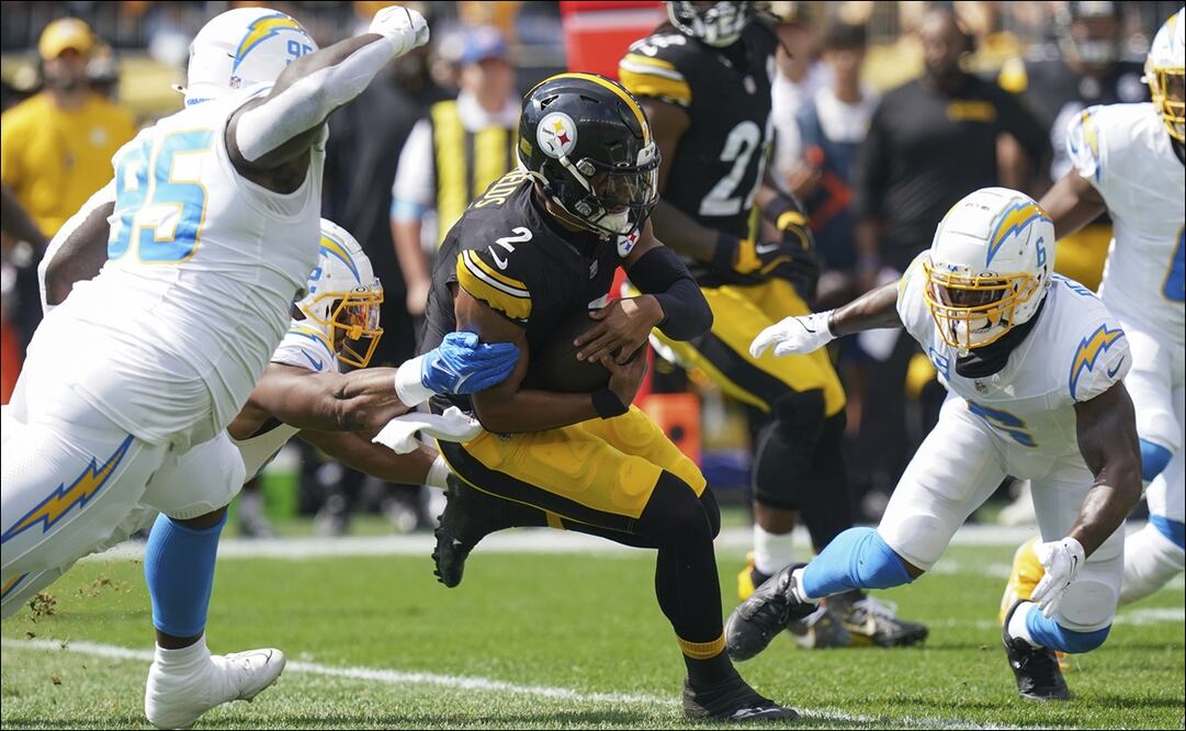 El quarterback Justin Fields (2), de Steelers, corre con el ovoide durante la primera mitad del juego vs Los Angeles Chargers. FOTO: AP