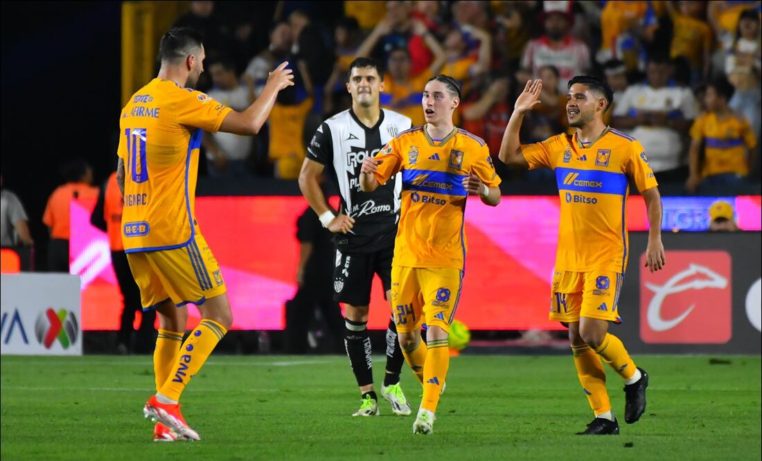 Los Tigres celebran uno de sus goles ante el Necaxa. FOTO: Imago7