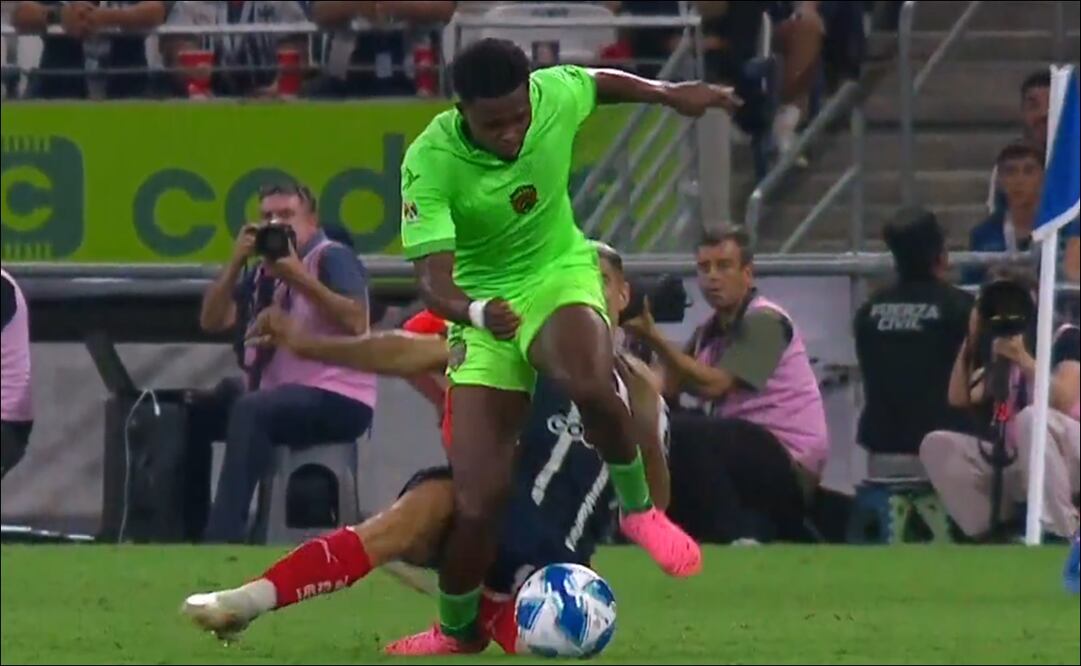 Germán Berterame se barre por detrás de Avilés Hurtado. FOTO: Captura