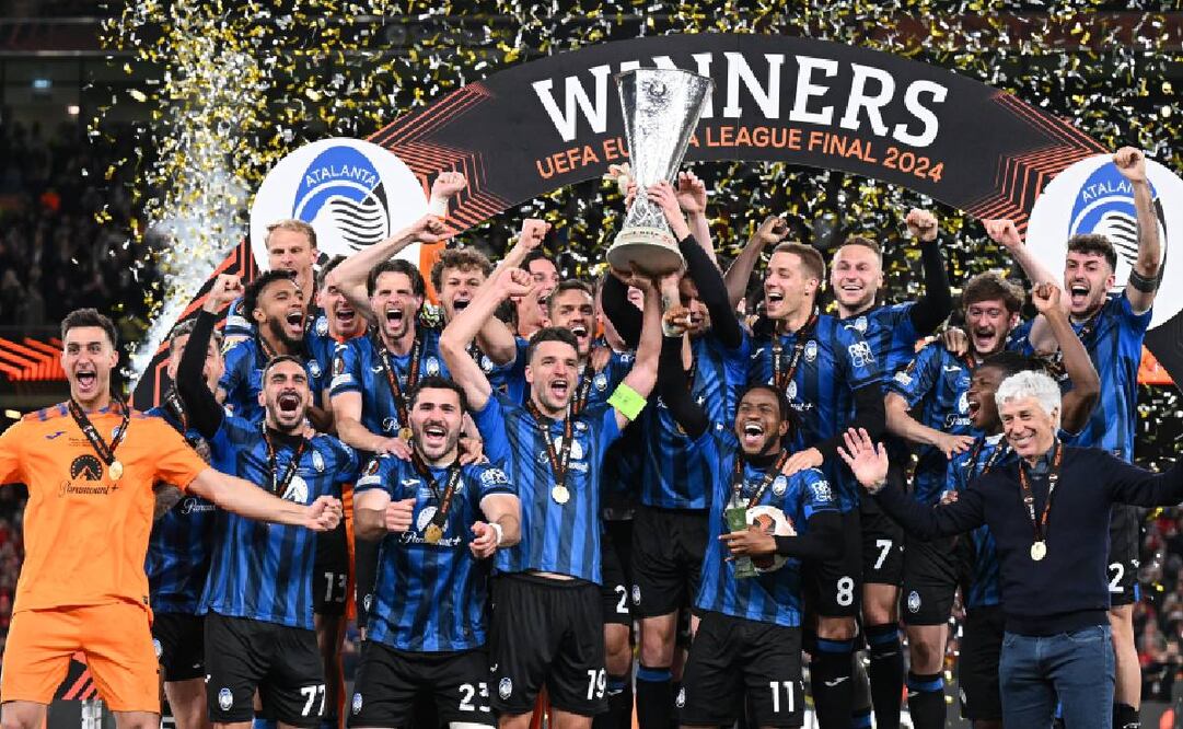 Los jugadores del Atalanta levantan por primera ocasión el título de la Europa League. Foto: @EuropaLeague