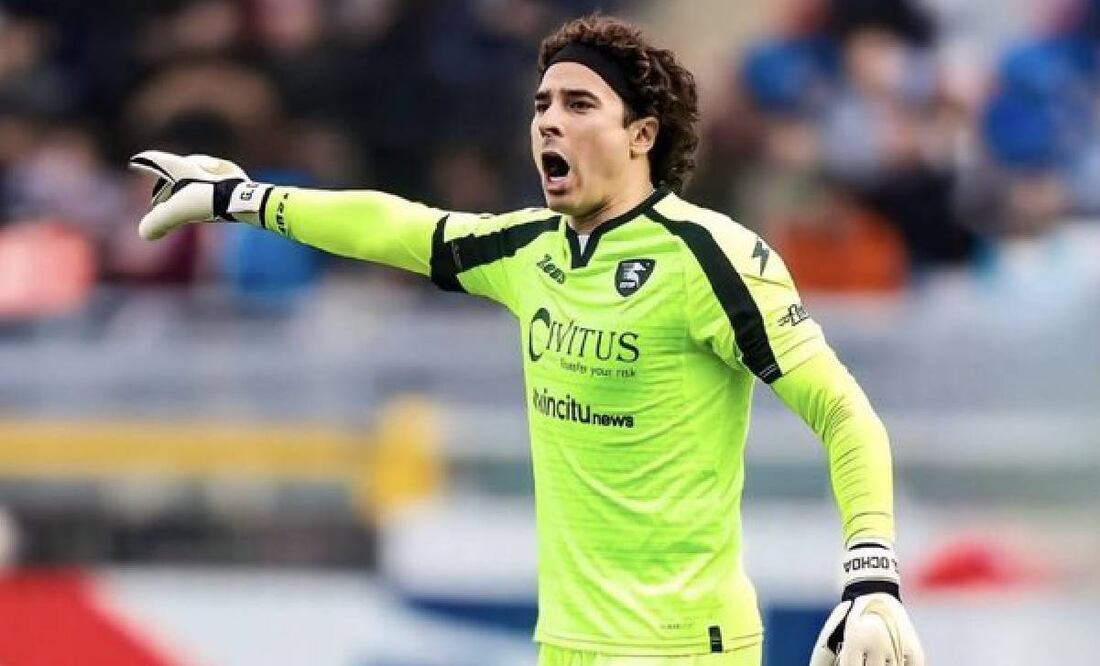 Guillermo Ochoa fue enviado a la banca de suplentes Foto: Especial