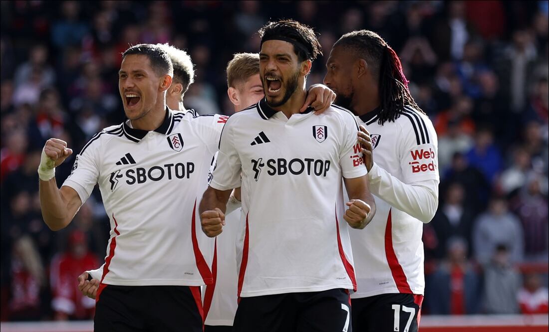 Raúl Jiménez celebra con sus compañeros tras anotar al Nottingham Forest. FOTO: AP
