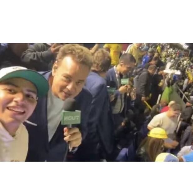 David Faitelson aprovechó para tomarse fotos con los aficionados en la tribuna. Foto: Especial