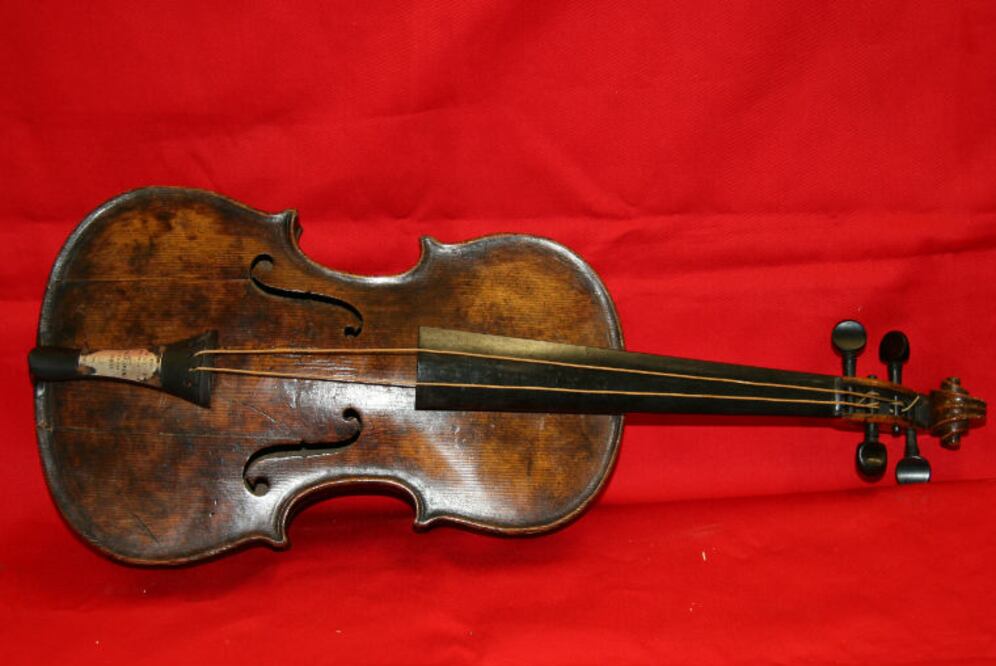 Este instrumento fue tocado mientras se hundía la embarcación. Se subastó por 900 mil libras en 2013. (Foto: AP/Henry Aldridge and Son)