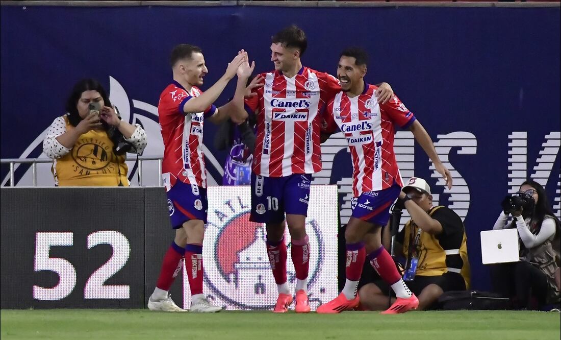 Jugadores del San Luis celebran uno de los goles anotados a La Franja. FOTO Imago7