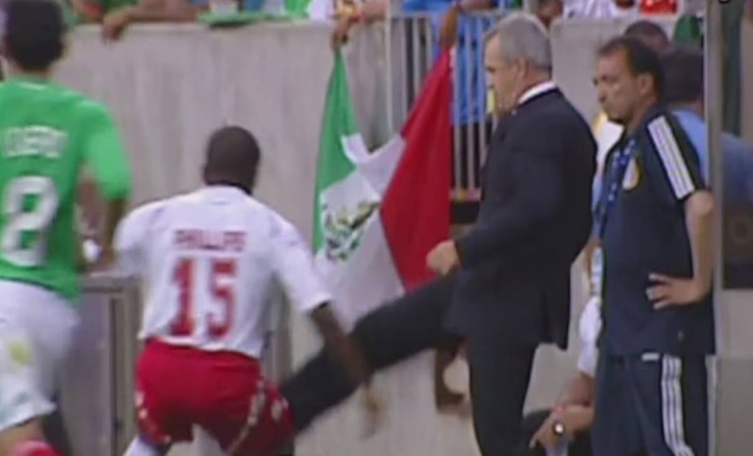 Javier Aguirre le dio una certera patada a Ricardo Phillips en la Copa Oro de 2009. Foto: Especial