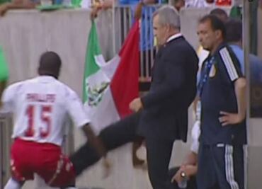 Javier Aguirre no se arrepiente de agresión a panameño en Copa Oro: "Di la patada que ellos no se atrevieron"