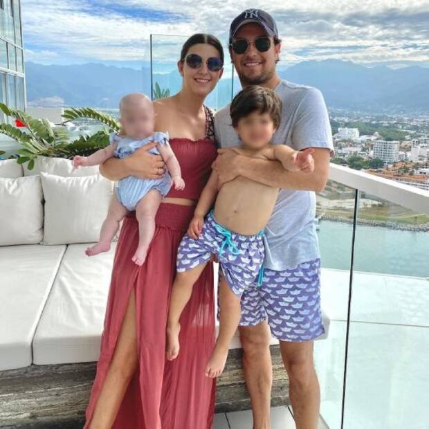 Checo Pérez podrá pasar tiempo junto a su esposa Carola Martínez y sus hijos tras su salida de Red Bull. Foto: Especial