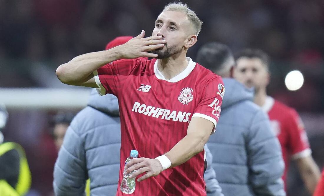 Héctor Herrera manda un beso a la tribuna durante un partido del Toluca. FOTO: Imago7